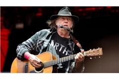 Der kanadische Sänger Neil Young verklagt den US-Präsidenten (Archiv)