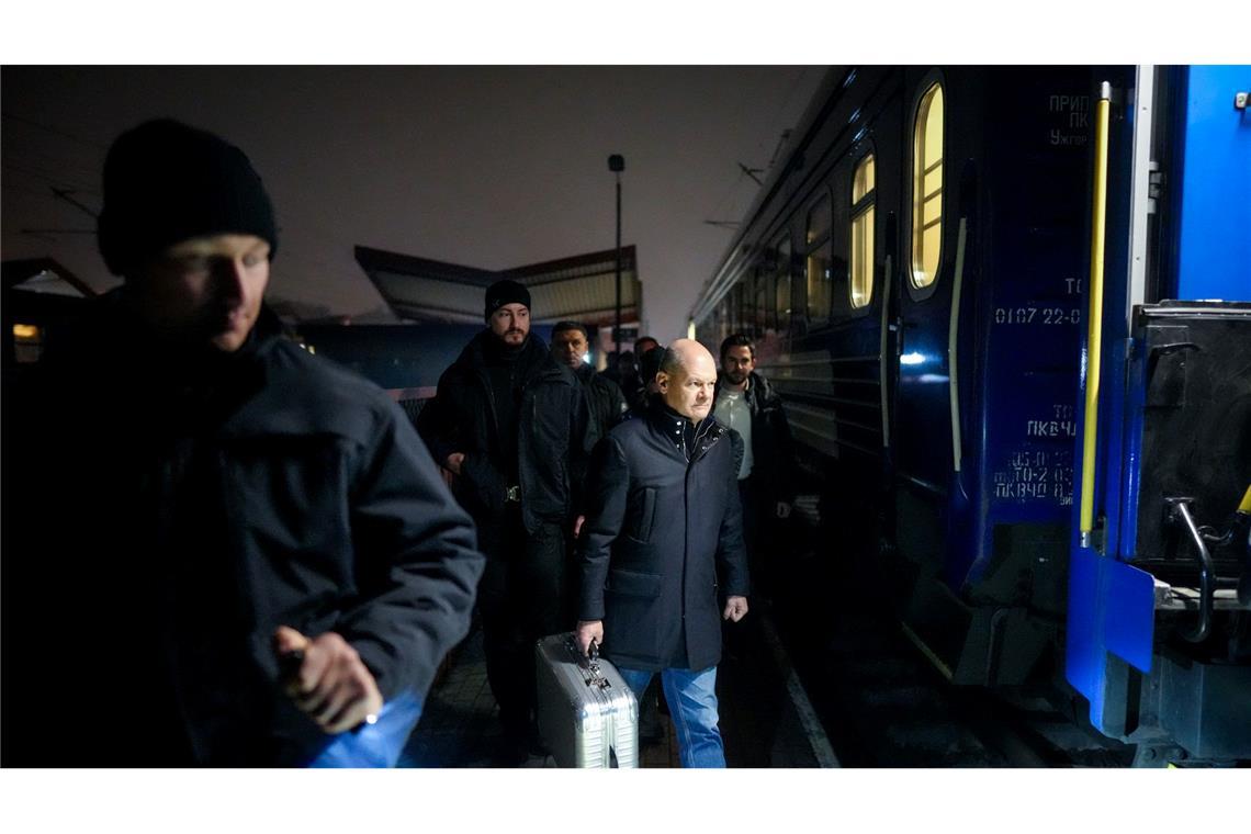 Scholz aus Kiew an Putin: "Wir haben einen langen Atem" Der Kanzler reiste mit dem Zug von Polen nach Kiew.