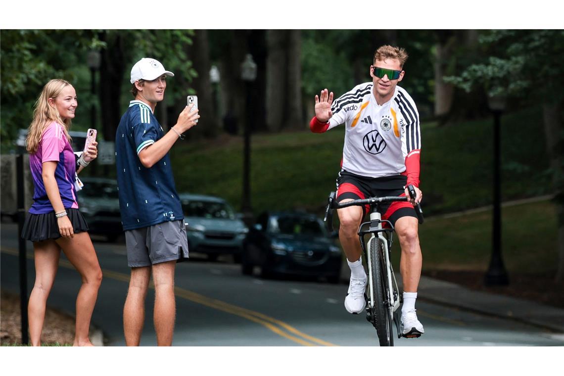 Der Kapitän ist mit dem Radl da: Joshua Kimmich auf dem Weg zum Training in Winston-Salem.