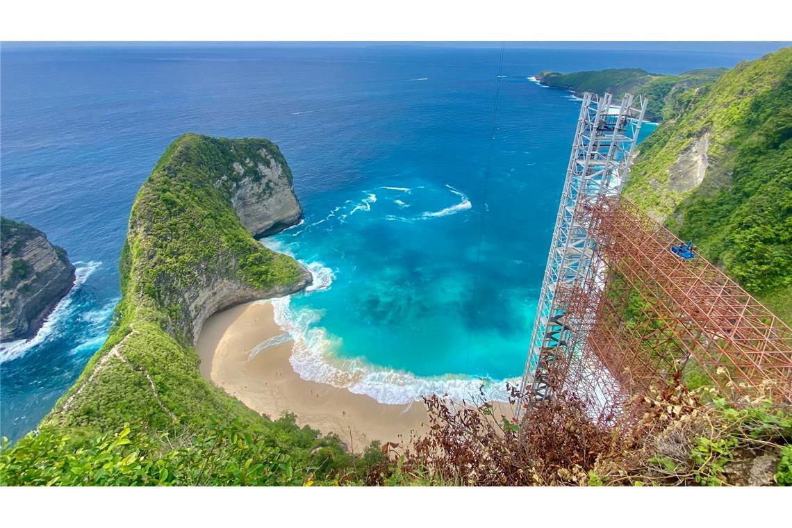 Der Kelingking Beach mit dem T-Rex-Felsen ist ein weltbekanntes Fotomotiv - aber der halbfertige Bau des Glasaufzugs verschandelt den Ausblick. Nun soll er wieder abgerissen werden.