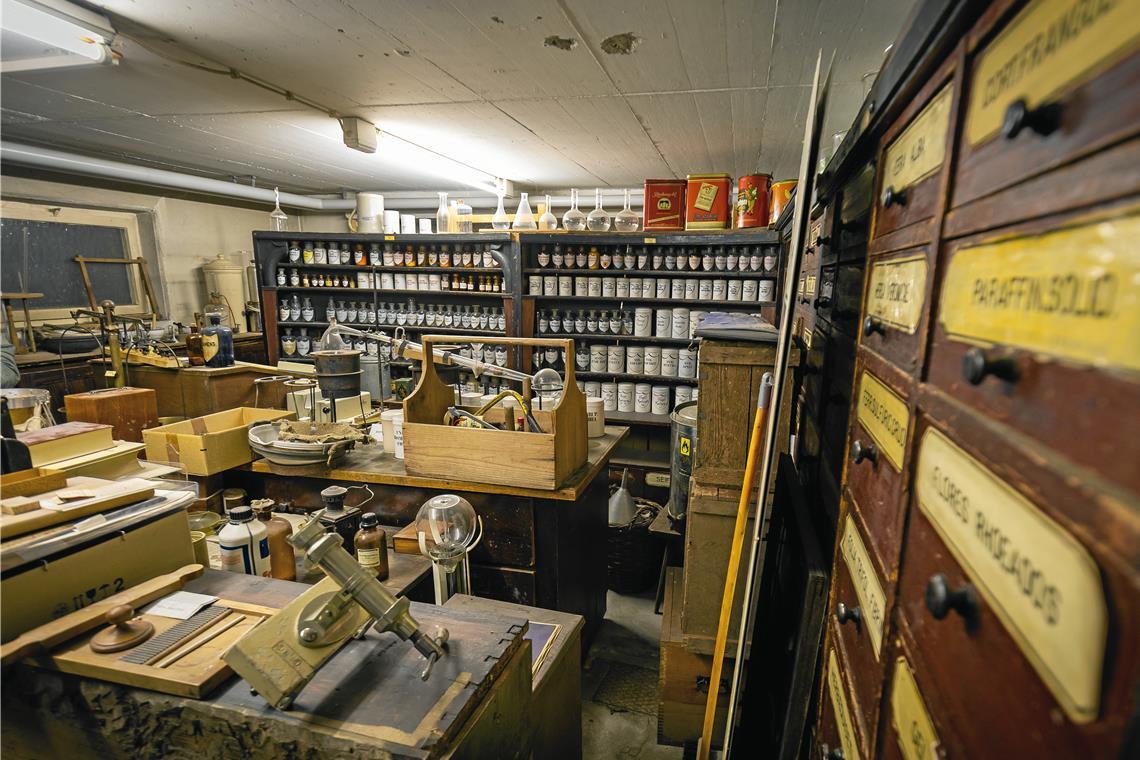 Der Keller der St.-Walterich-Apotheke gleicht einem Museum, das über 300 Jahre alte Schätze bewahrt. Fotos: Alexander Becher