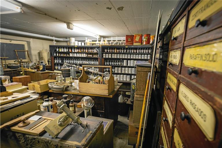 Der Keller der St.-Walterich-Apotheke gleicht einem Museum, das über 300 Jahre alte Schätze bewahrt. Fotos: Alexander Becher