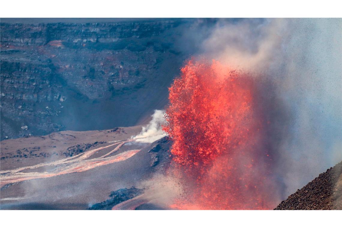 Lava und Wirbelwinde: Vulkan Kilauea auf Hawaii bricht aus Der Kilauea spuckte Lavafontänen rund 100 Meter hoch in den Himmel.
