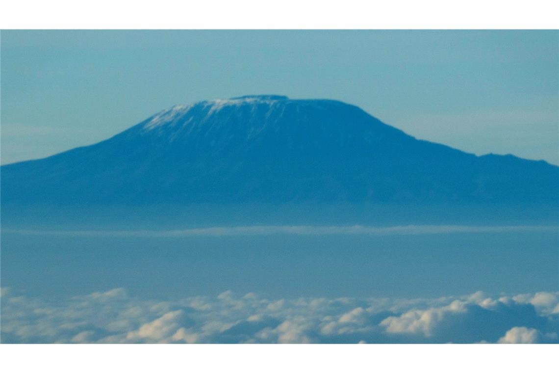Der Kilimandscharo ist mit seinen 5895 Metern der höchste Berg Afrikas und ein populäres Ziel für Wanderer und Bergsteiger.