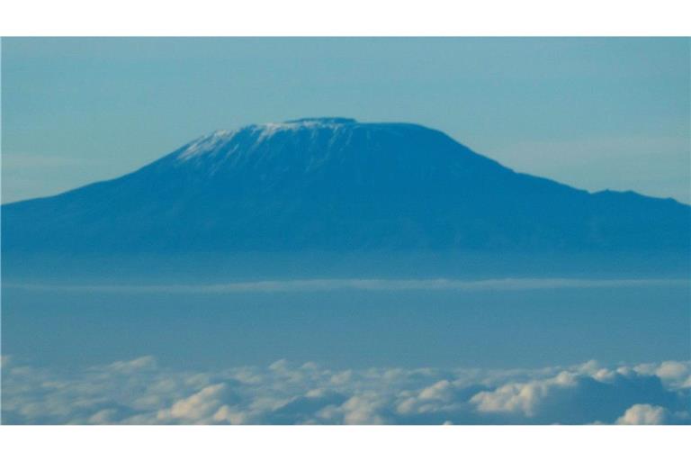 Der Kilimandscharo ist mit seinen 5895 Metern der höchste Berg Afrikas und ein populäres Ziel für Wanderer und Bergsteiger.