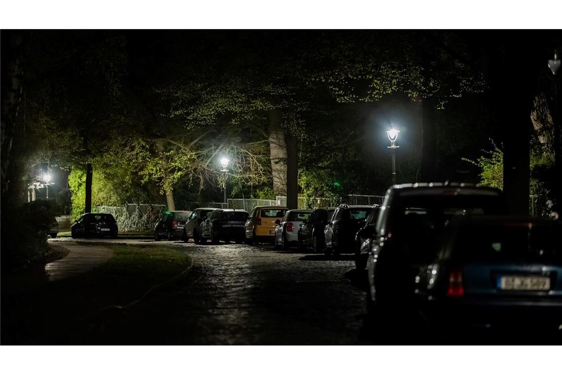 Der Kirchweg im Berliner Ortsteil Nikolassee ist bei einem Stromausfall weitgehend dunkel, da nur die Gaslaternen noch Licht spenden.
