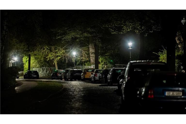 Der Kirchweg im Berliner Ortsteil Nikolassee ist bei einem Stromausfall weitgehend dunkel, da nur die Gaslaternen noch Licht spenden.