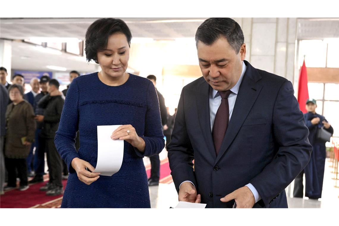 Der kirgisische Präsident Sadyr Schaparow gibt seine Stimme bei der Parlamentswahl ab.