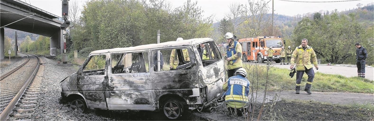 Der Kleinbus brannte völlig aus. Die Brandursache und wie er so nah an die Schienen kam, konnte bisher noch nicht geklärt werden. Foto: J. Fiedler