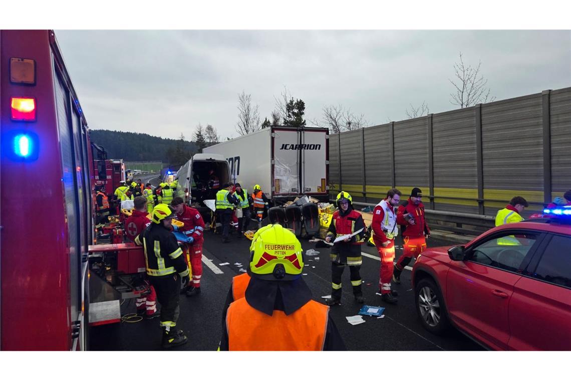 Vier ukrainische Frauen bei Unfall in Österreich getötet Der Kleinbus, in dem vier Menschen starben, war mit sieben Frauen und einem Mann besetzt. Alle stammen aus der Ukraine.