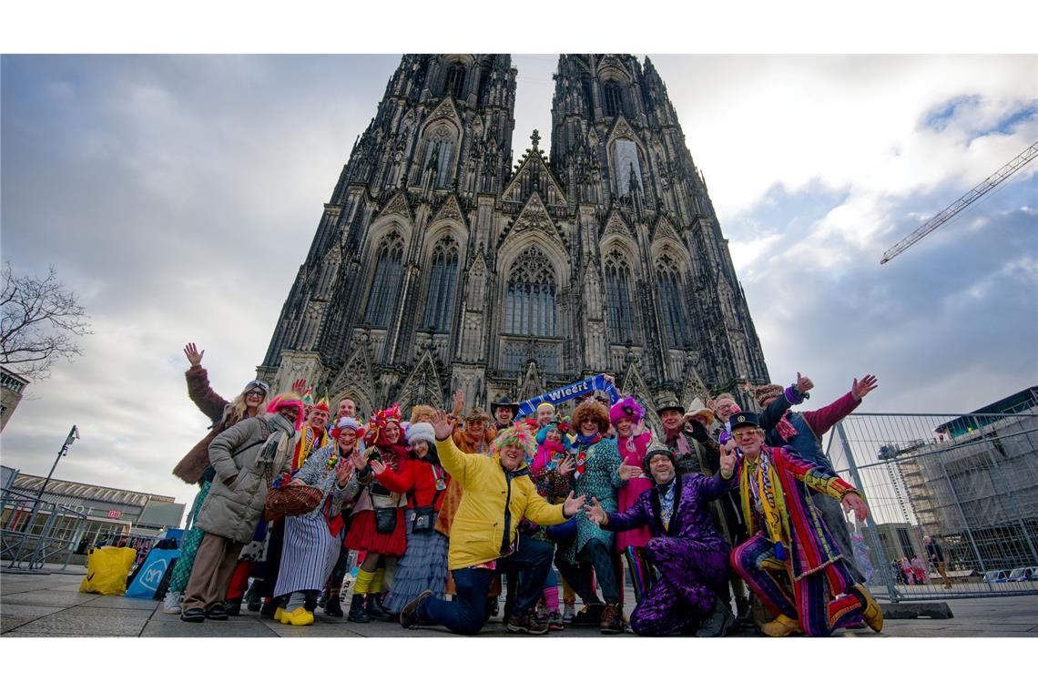 Straßenkarneval beginnt unter starkem Polizeischutz Der Kölner Karneval zieht auch viele Besucher aus dem Ausland an - hier eine Gruppe von Niederländern.