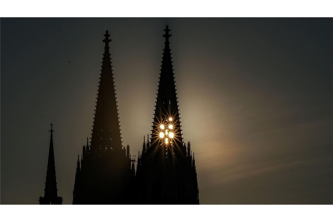 Kletterer am Kölner Dom erwischt - nachts im Nordturm Der Kölner Polizei bot sich eine Szenerie fast wie in einem Bond-Film: Mit einem Hubschrauber beobachteten sie nachts Kletterer am Nordturm des Doms. (Archivbild)