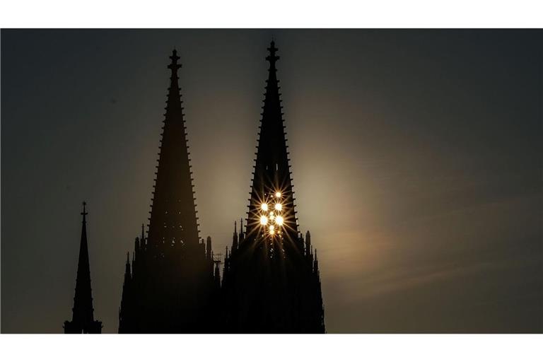 Der Kölner Polizei bot sich eine Szenerie fast wie in einem Bond-Film: Mit einem Hubschrauber beobachteten sie nachts Kletterer am Nordturm des Doms. (Archivbild)