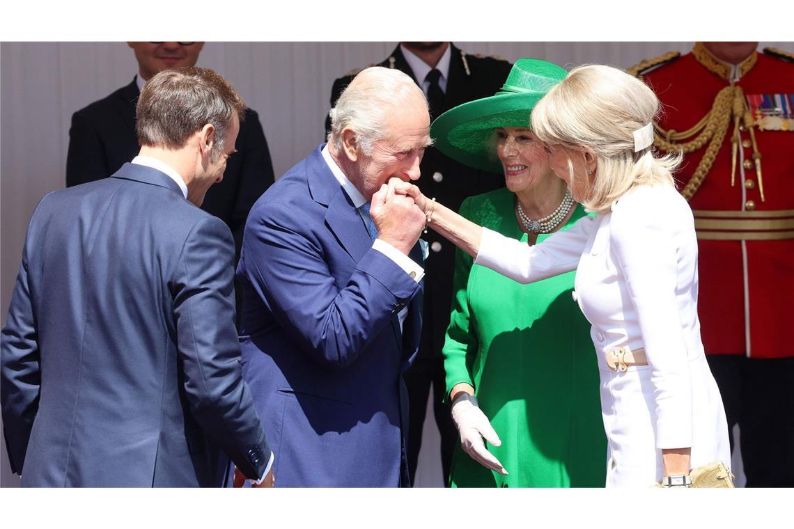 Charmant oder frech? Macron zwinkert Prinzessin Kate zu Der König begrüßte die „Première Dame“ formvollendet mit Handkuss, ...