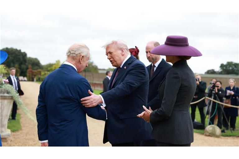 Der König und der Präsident begrüßen sich.