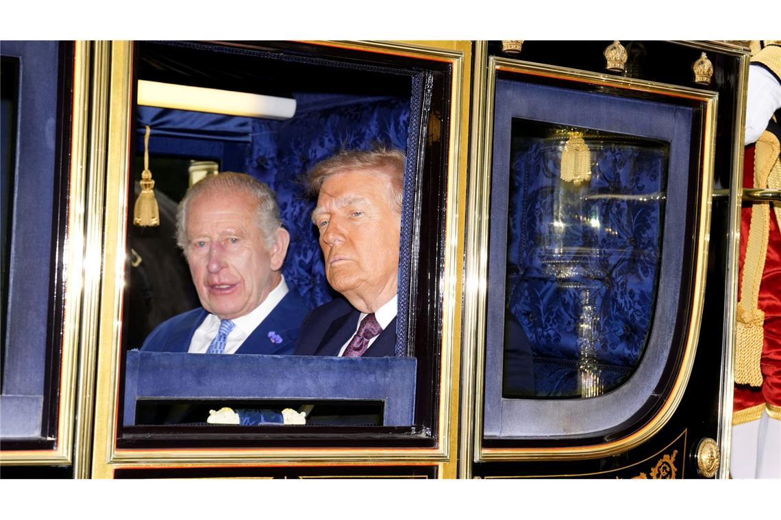 Der König und der Präsident fuhren gemeinsam in einer pompösen Kutsche.