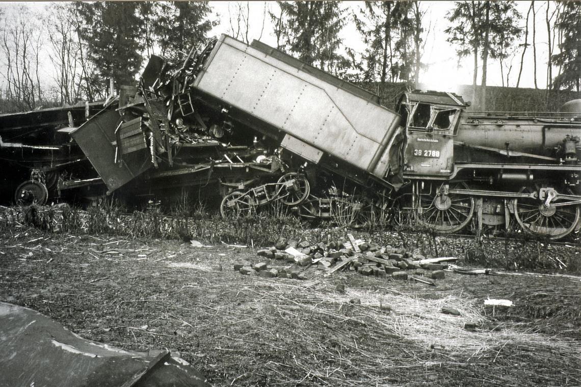 Die dunkelste Stunde der Murrbahn Der Kohlewagen wurde beim Zusammenstoß seitlich in die Höhe gehoben, die folgenden Wagen wurden daruntergedrückt. Fotos: Arthur Hubich