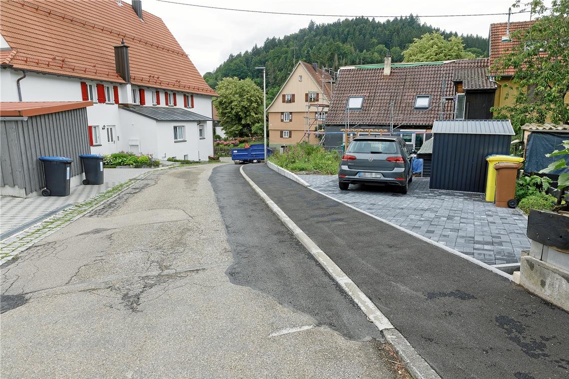 Kohlhauweg-Engstelle ist Vergangenheit Der Kohlhauweg in Murrhardt-Siegelsberg ist auch heute keine breite Straße, aber der Grunderwerb hat geholfen, die Engstelle zu beseitigen und beim Gehweg etwas mehr Spielraum zu haben. Fotos: J. Fiedler