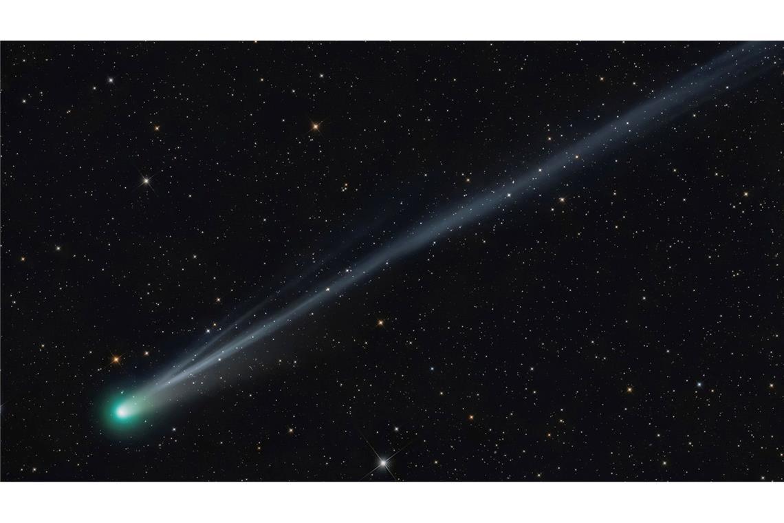 Der Komet "Lemmon" zieht über den Nachthimmel.