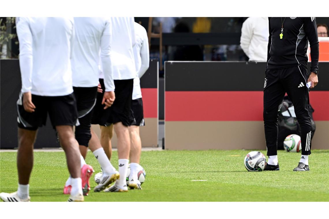 Spielerversteher Wagner und der letzte (kleine) Final-Job Der Kommandogeber auf dem Trainingsplatz: Sandro Wagner (r) beim Abschlusstraining vor dem Frankreich-Spiel.