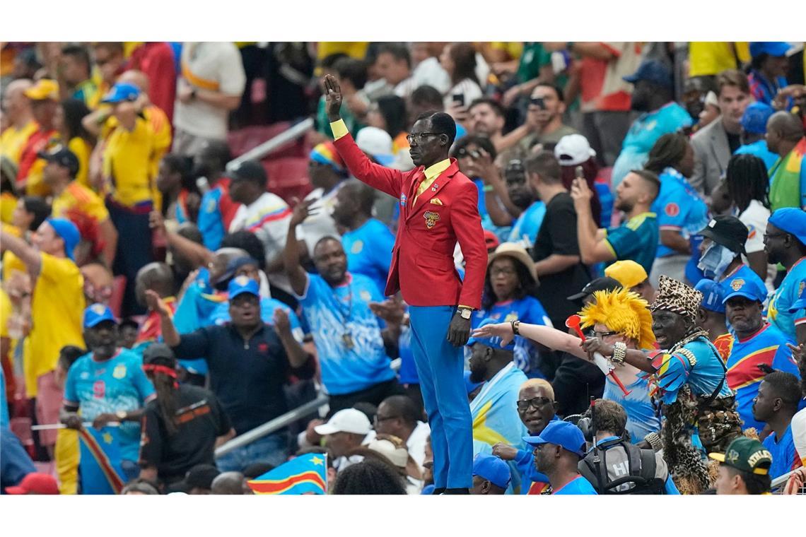 Der kongolesische Fan Michel Nkuka Mboladinga posiert als Statue.