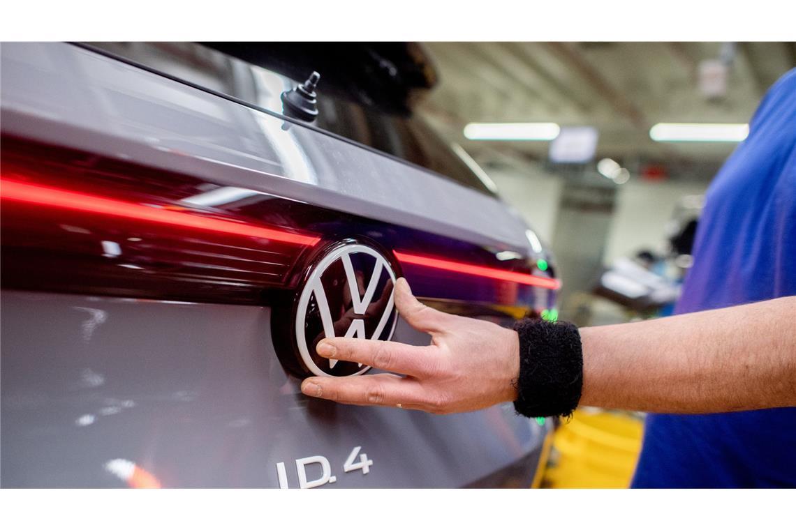 Der Konzern ruft E-Autos in die Werkstatt.