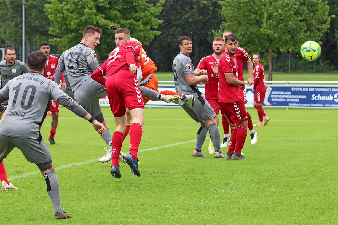 Biyik früh verloren, drei Punkte gewonnen Der Kopfballtreffer von Loris Maier (Nummer 27) stellte die Weichen für die Backnanger um Spielertrainer Mario Marinic zu Beginn der zweiten Halbzeit auf Sieg. Foto: A. Hornauer