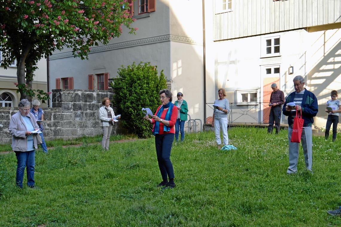 Vom Abendlied zum Abendsingen Der Kreuzgarten vor der Murrhardter Stadtkirche bietet die Möglichkeit, mit gebührendem Abstand und doch gemeinsam zu singen. Die Kirchentür ist weit geöffnet, sodass die Mühleisen-Orgel von innen zu hören ist, an der Kantor Gottfried Mayer die Sänger begleitet. Foto: privat