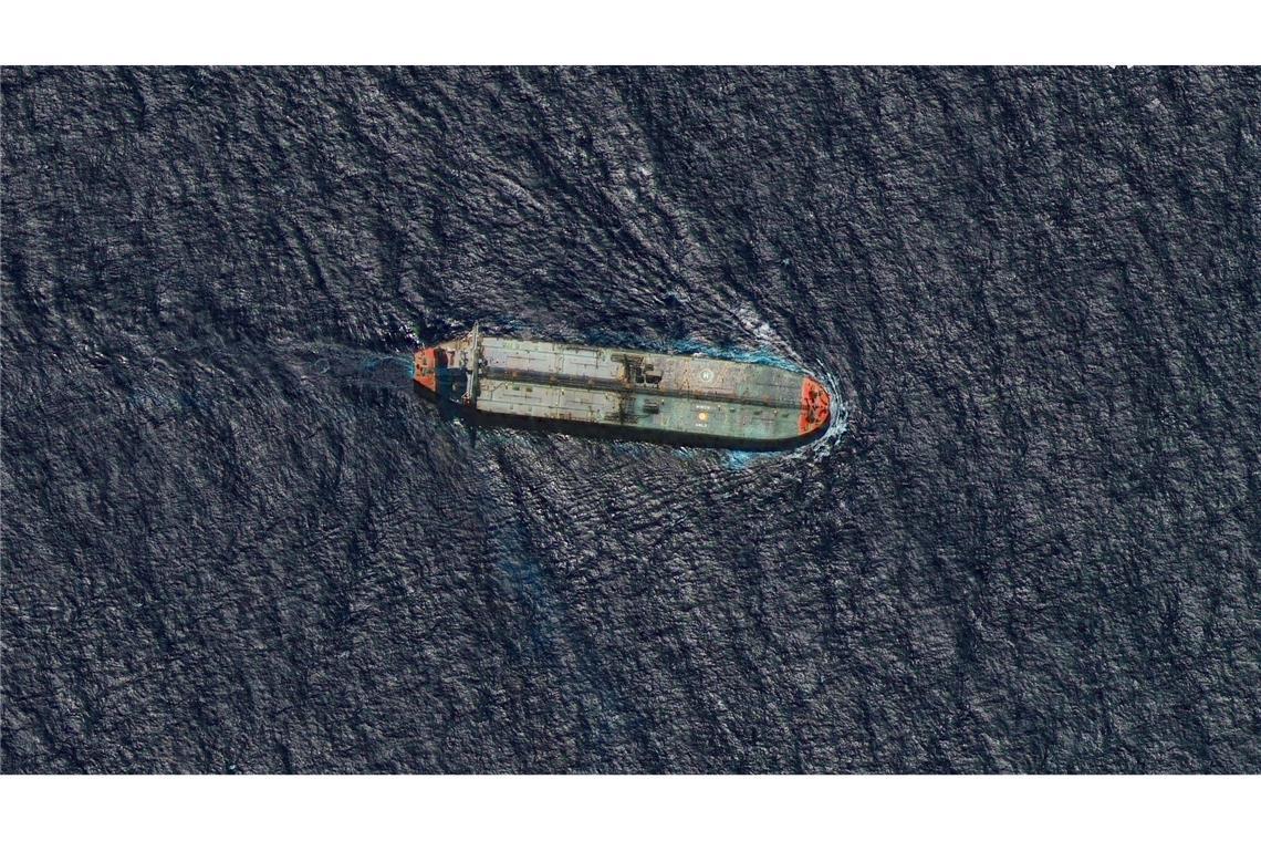 Der kürzlich von den USA vor der Küste Venezuelas beschlagnahmte Rohöltanker "Skipper", gesehen, als das Schiff in südwestlicher Richtung fährt und sich etwa 33 Kilometer nördlich von Guadeloupe in der südlichen Karibik befindet.