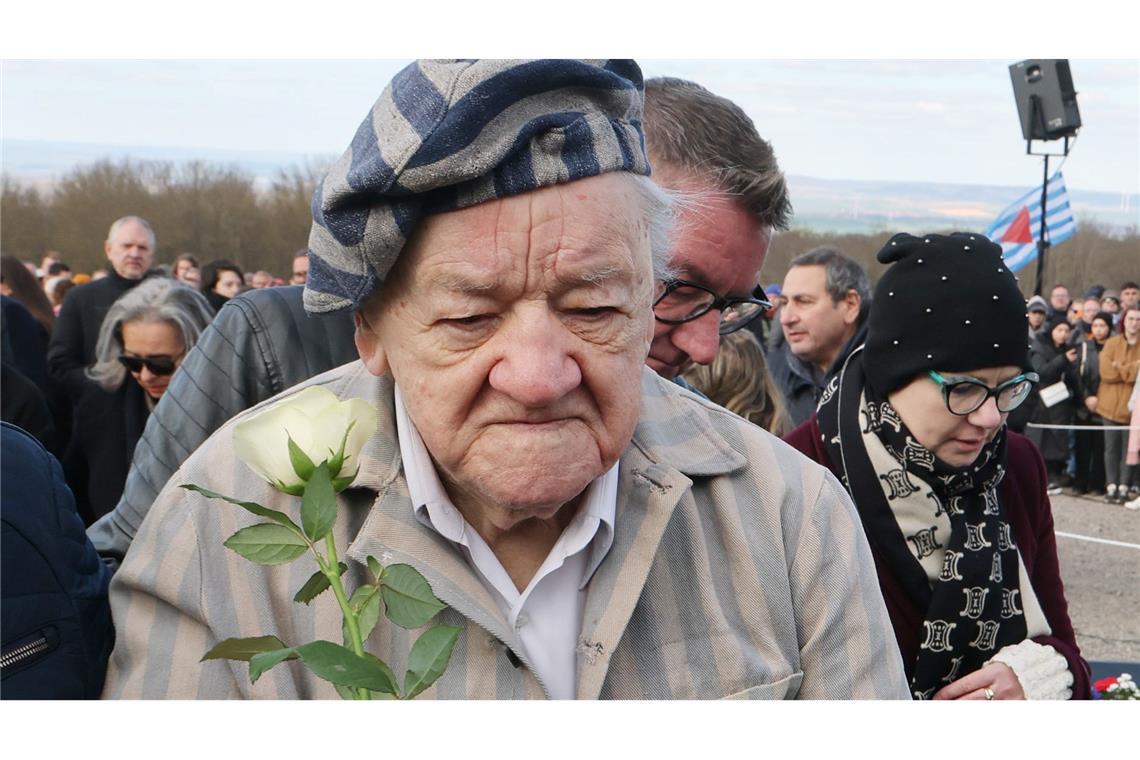 Buchenwald-Gedenken mit Kontroverse und Eklat Der KZ-Überlebende Alojzy Maciak legte eine weiße Rose bei der Kranzniederlegung ab.