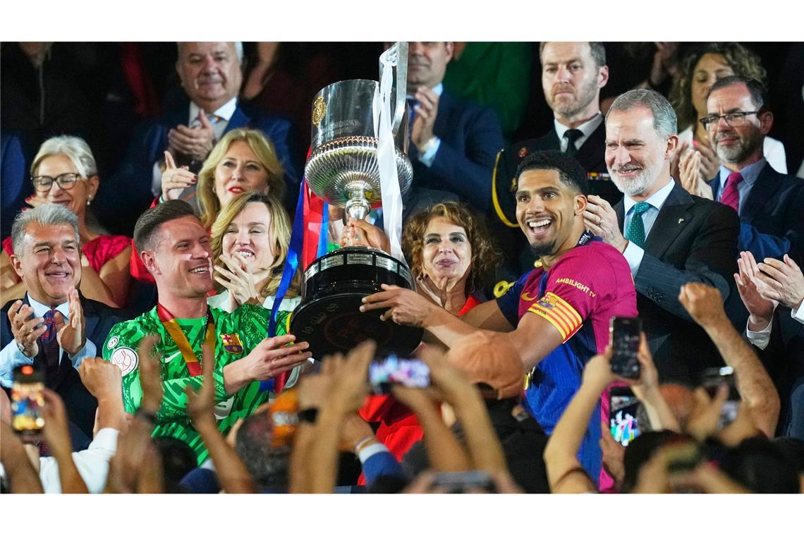 Finale Tumulte: Rüdiger-Eklat bei Barças Pokaltriumph Der lange verletzte Marc-Andre ter Stegen (l) nahm gemeinsam mit Ersatzkapitän Ronald Araujo den Pokal entgegen.
