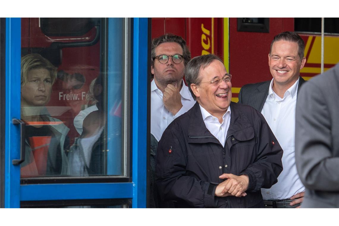 Der Laschet-Moment. Der damalige Unionskanzlerkandidat Armin Laschet (CDU) lachte nach der Ahrtal-Katastrophe bei einem Besuch der Region im Juli 2021, während Bundespräsident Frank-Walter Steinmeier sich zu dem Unglück äußerte. (Archivbild)