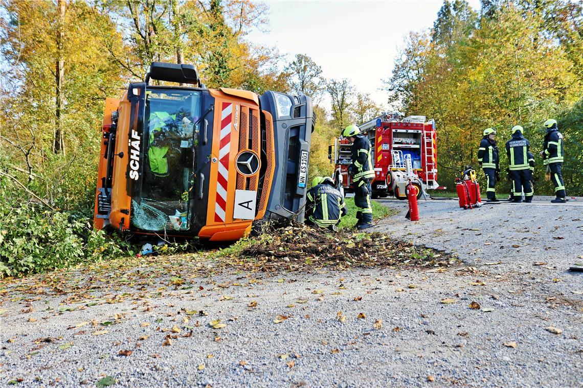 Unfall zwischen Hertmannsweiler und Stöckenhof Der Lastwagen kippte neben der Fahrbahn auf die Seite. Foto: 7aktuell.de/Kevin Lermer