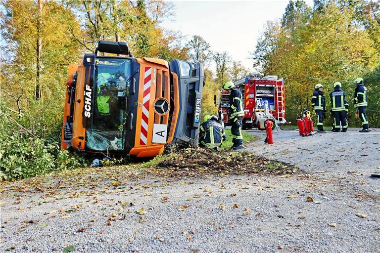 Der Lastwagen kippte neben der Fahrbahn auf die Seite. Foto: 7aktuell.de/Kevin Lermer