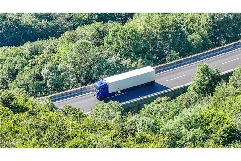 Der Lastwagen mit entzündlichem Gefahrgut steht auf der Autobahn 8 in Fahrtrichtung München.