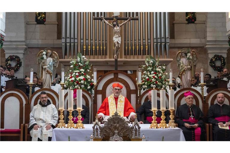 Der lateinische Patriarch von Jerusalem, Pierbattista Pizzaballa, leitet die jährliche Weihnachtsmesse in der Geburtskirche in Bethlehem.