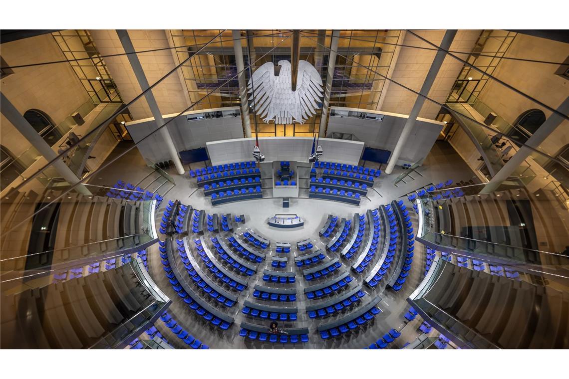CDU-Politiker Frei: Union spricht Scholz geschlossen das Misstrauen aus Der leere Plenarsaal im Bundestag vor der Vertrauensfrage durch Bundeskanzler Scholz.