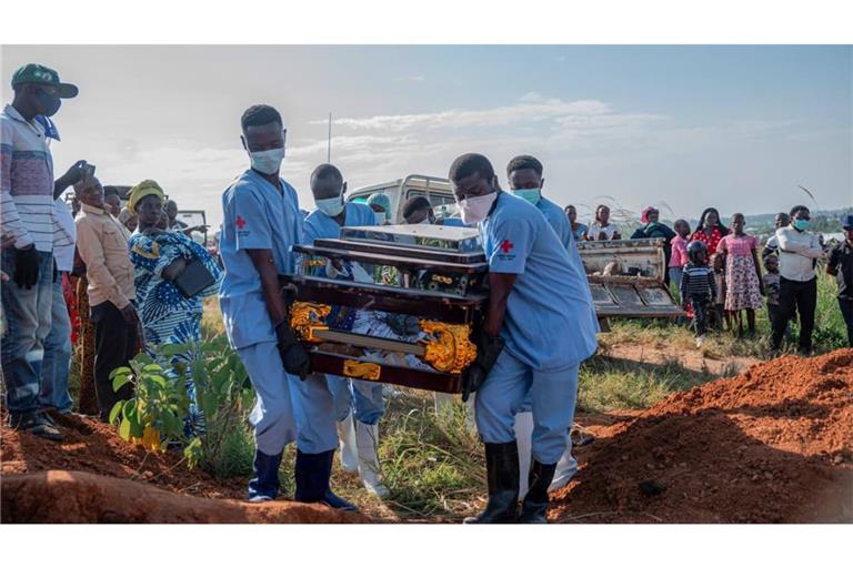 Der Leichnam eines an Ebola Verstorbenen wird in der Stadt Bunia im Kongo von Gesundheitsmitarbeitern beerdigt.