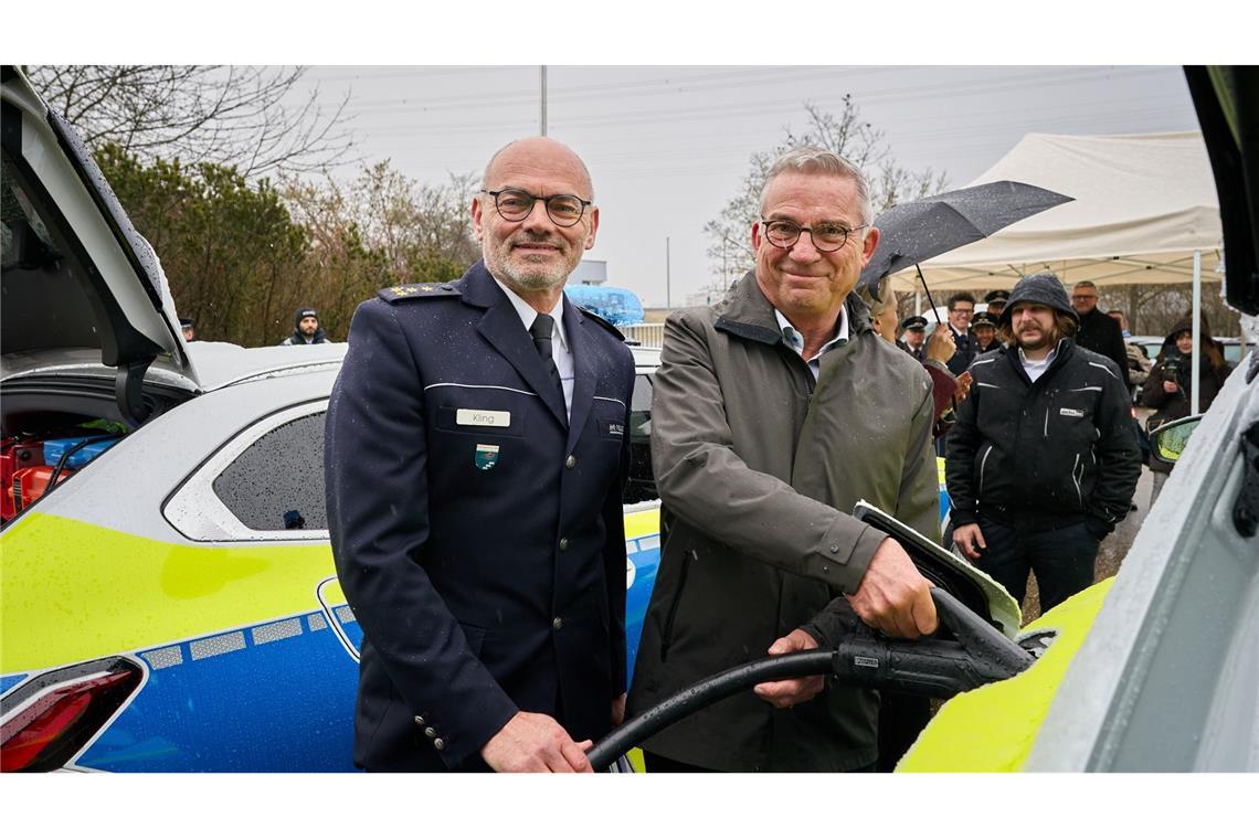 Der Leitende Polizeidirektor Martin Kling vom Präsidium Technik, Logistik, Service der Polizei und Innenminister Thomas Strobl (CDU) stehen an neuen E-Fahrzeugen.