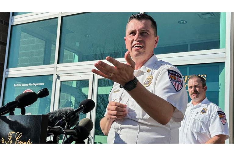 Der Leiter der Feuerwehr von Santa Fe, Brian Moya, beantwortet Fragen zu den Ermittlungen während einer Pressekonferenz. (Archivbild)