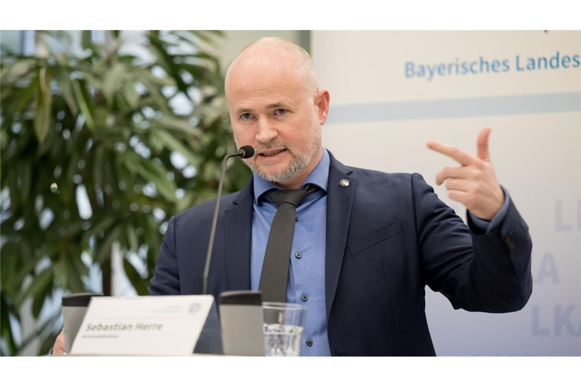 Ermittler werten Schüsse als antiisraelischen Terrorangriff Der Leiter der Sonderkommission "Karolinenplatz", Sebastian Herre, stellte die Erkenntnisse zum Ablauf des Angriffs vor.