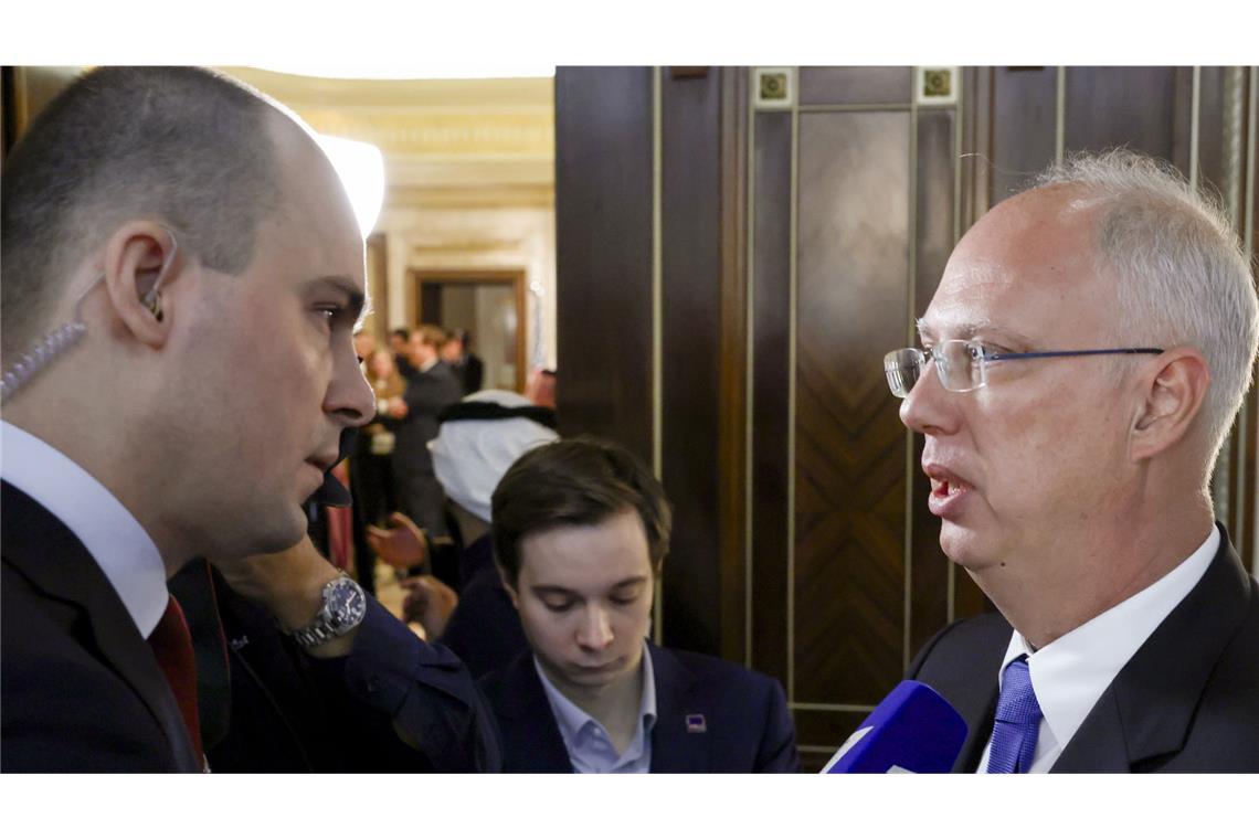 Kreml-Berater rechnet bald mit weiteren Gesprächen mit den USA Der Leiter des russischen Staatsfonds, Kirill Dmitrijew (r), spricht mit einem Medienvertreter. (Archivbild)