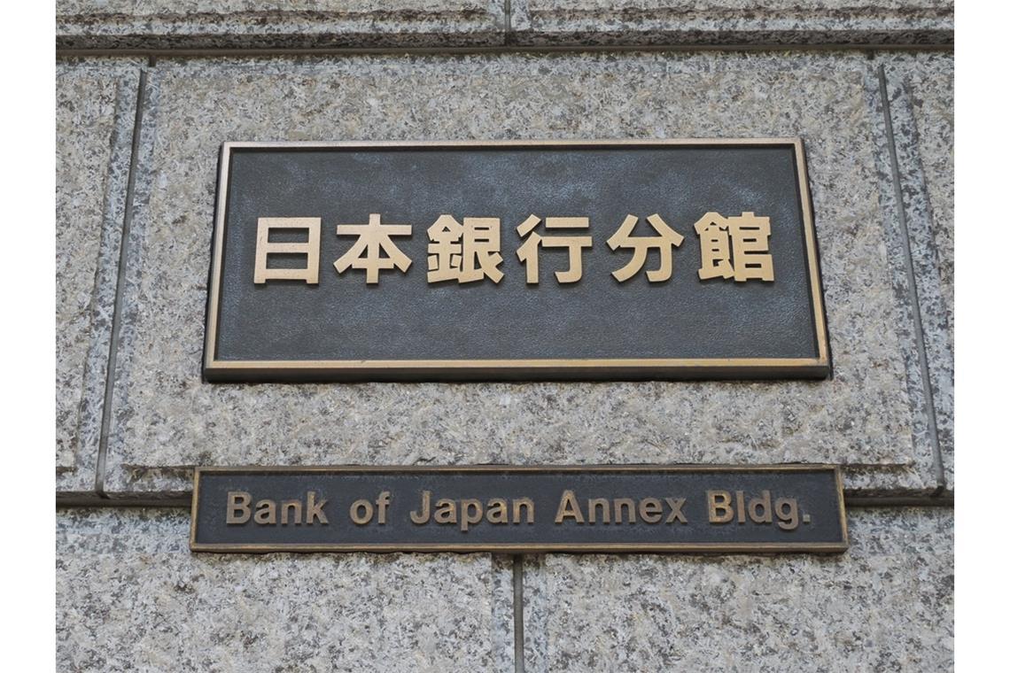 Bank of Japan hebt Leitzins leicht an
