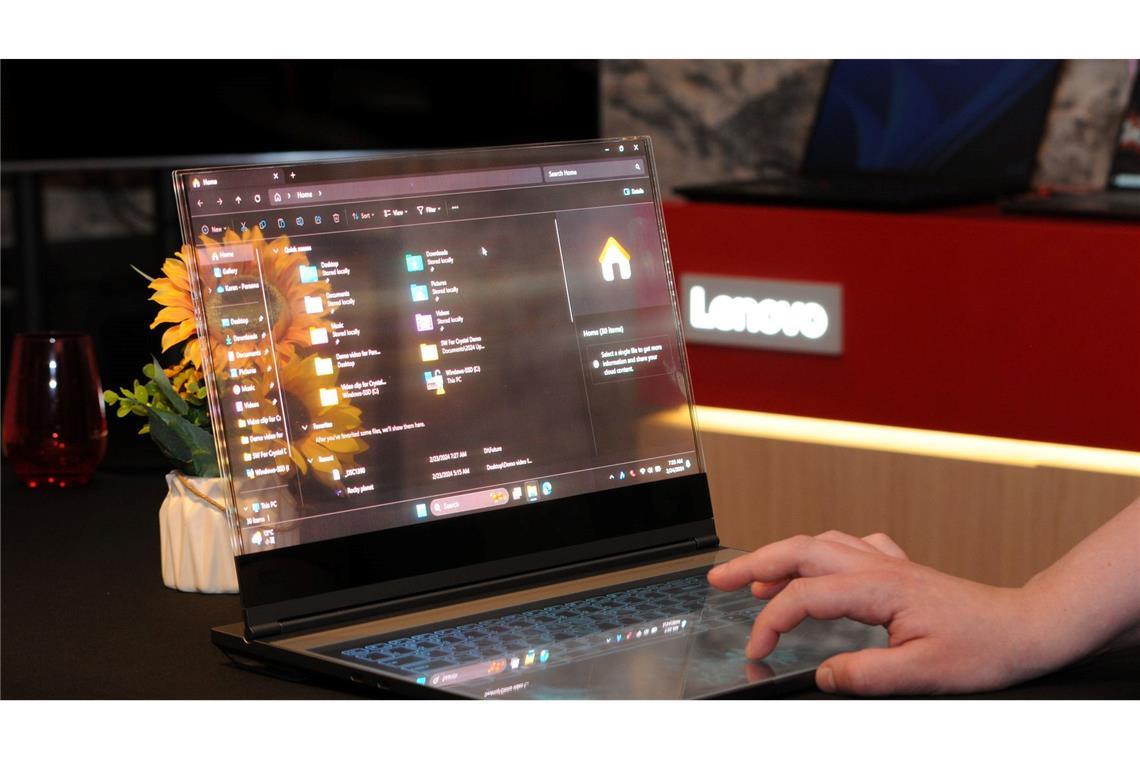 Der Lenovo-Laptop mit durchsichtigem Bildschirm vom MWC 2024.