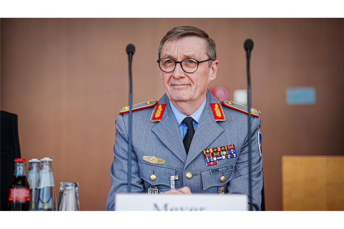 Seehofer, Scholz und Merkel Zeugen im Afghanistan-Ausschuss Der letzte Kommandeur der Bundeswehr in Afghanistan, Brigadegeneral Ansgar Meyer, hat dem früheren Außenminister Heiko Maas (SPD) vier Monate vor der chaotischen Evakuierung aus Afghanistan wenig Hoffnung auf eine stabile Lage in dem Land nach dem Abzug der ausländischen Truppen gemacht. In einem Lagevortrag für Maas im April 2021 habe er auf die "sehr kritische Sicherheitslage" und die geringe Durchhaltefähigkeit der afghanischen Sicherheitskräfte hingewiesen, bestätigte Meyer bei seiner Vernehmung als Zeuge im Untersuchungsausschuss.