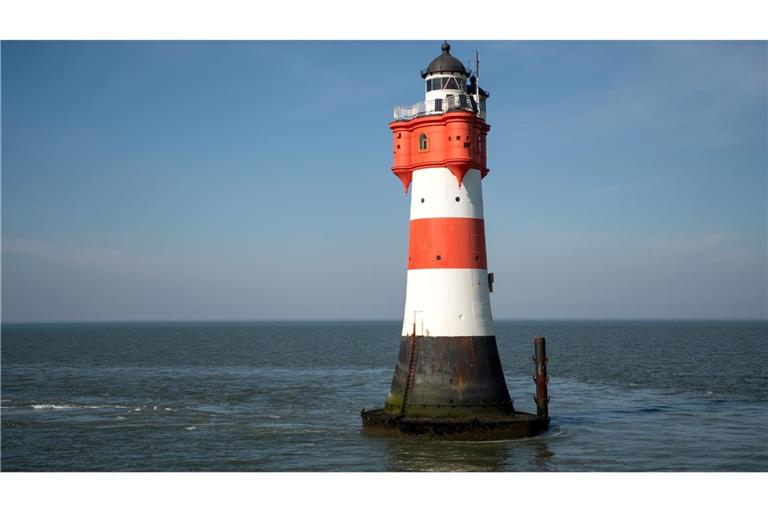 Der Leuchtturm "Roter Sand" steht in der Nordsee vor Bremerhaven. (Archivbild)