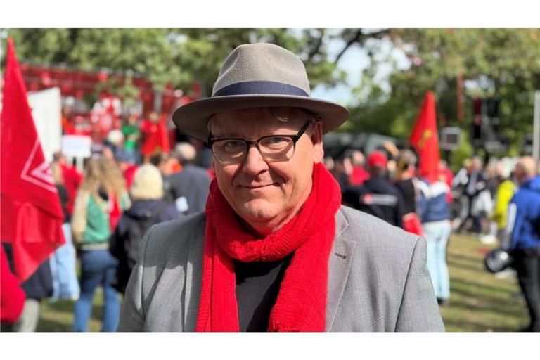 Der Liedermacher Christian Fahrenheit bei der IG-Metall-Demo in Hannover-Stöcken.
