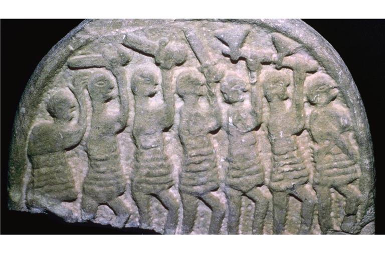 Der Lindisfarne Stone (auch Viking Domesday stone genannt) wurde wahrscheinlich errichtet, um an die Opfer des Wikingerüberfalls auf das Kloster im Jahr 793 zu erinnern.