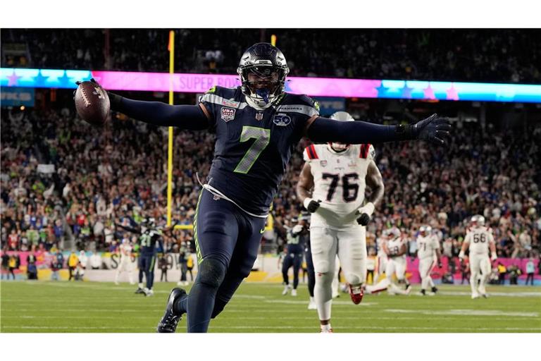 Der Linebacker der Seattle Seahawks, Uchenna Nwosu, jubelt über seinen Tochdown.
