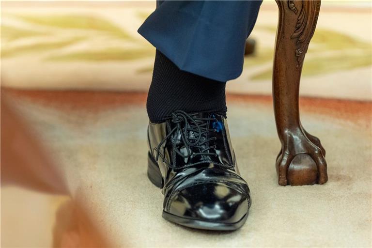 Der linke, geschwollene Fuß von US-Präsident Donald Trump ist zu sehen, während er am 16. Juli mit Bahrains Kronprinz Al Khalifa im Oval Office des Weißen Hauses sitzt. Trump leidet an einer chronisch venösen Insuffizienz - also einer Erkrankung der Beinvenen, die vor allem bei älteren Menschen vorkommt